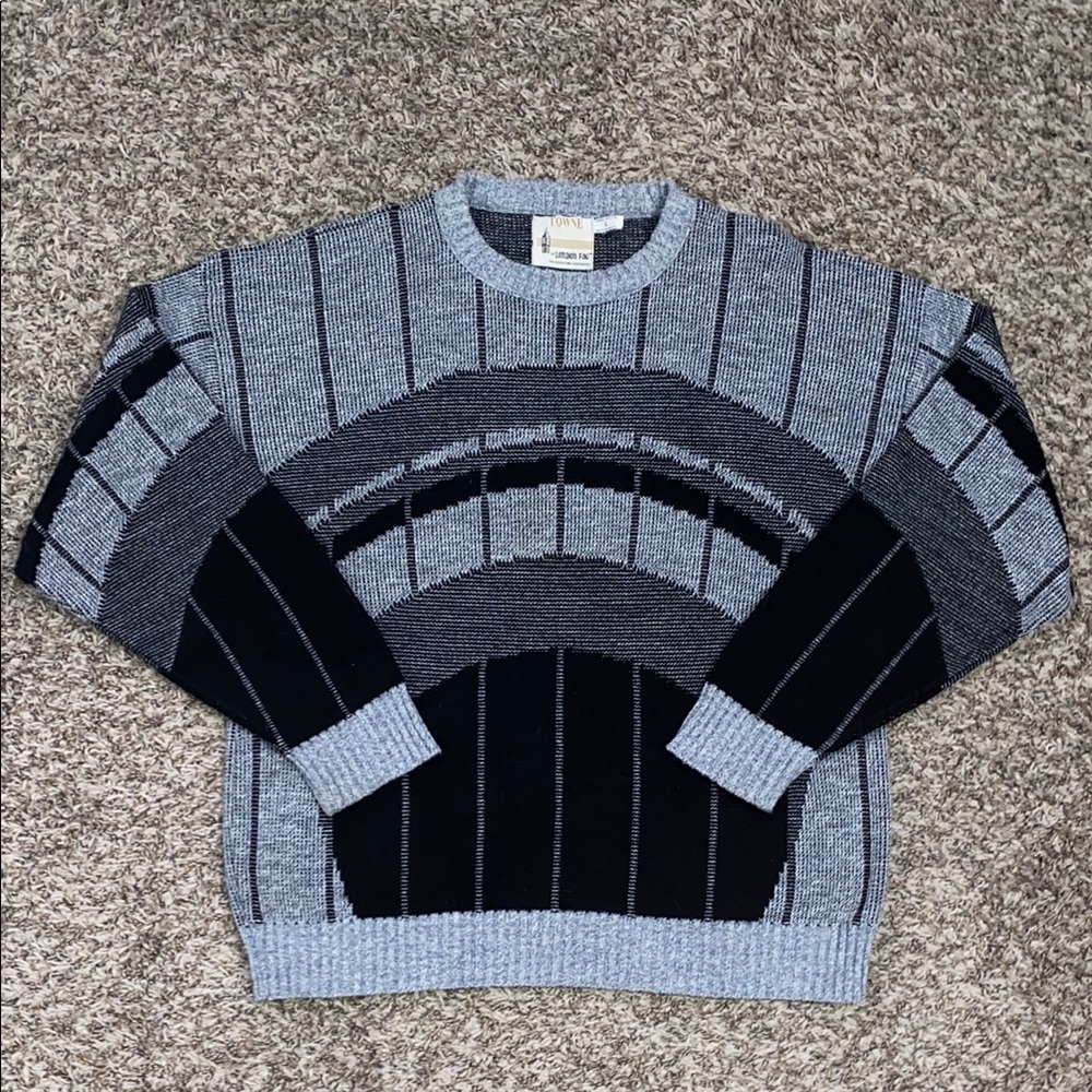 London Fog Gray and Black Crewneck Sweater with Geometric Pattern